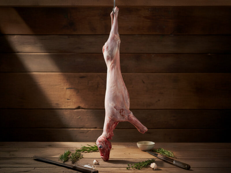 Cordero Lechal entero con cabeza y asadura